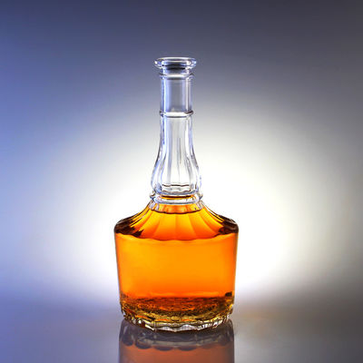 500ml ウイスキー・ウォッカ・スピリッツ用のコルク付きのガラスボトル 長頸デザインで彫刻