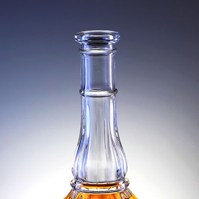 500ml ウイスキー・ウォッカ・スピリッツ用のコルク付きのガラスボトル 長頸デザインで彫刻