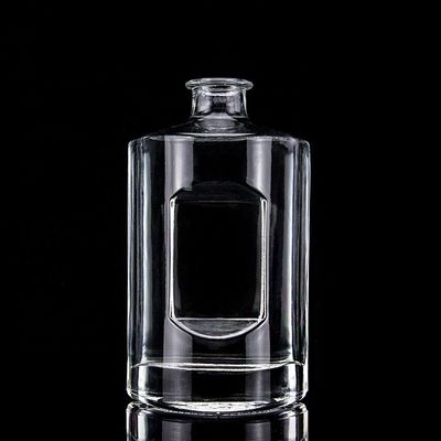 カスタマイズされた形 750ml ウォッカ ガラスボトル コークキャップとクリアなラウンド仕上げ