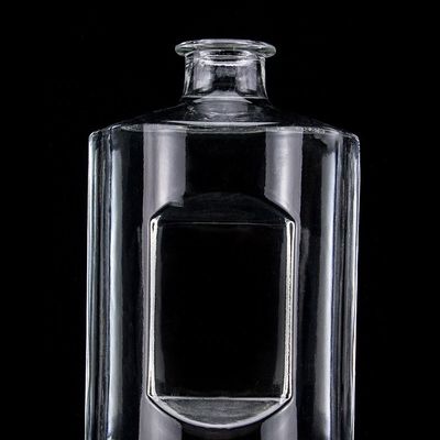カスタマイズされた形 750ml ウォッカ ガラスボトル コークキャップとクリアなラウンド仕上げ
