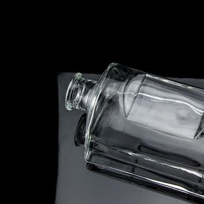 カスタマイズされた形 750ml ウォッカ ガラスボトル コークキャップとクリアなラウンド仕上げ