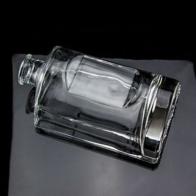 カスタマイズされた形 750ml ウォッカ ガラスボトル コークキャップとクリアなラウンド仕上げ