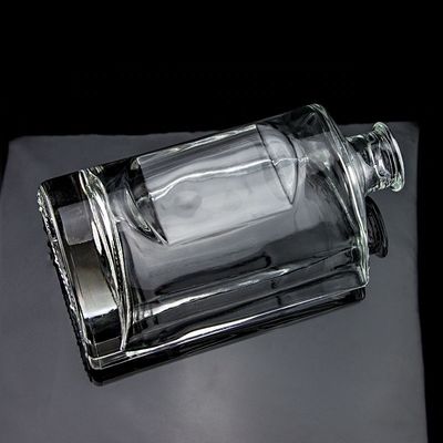 カスタマイズされた形 750ml ウォッカ ガラスボトル コークキャップとクリアなラウンド仕上げ
