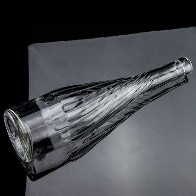 グラスボディ素材 500ml 700ml ウィスキーワインボトル 独特の底が上がったデザイン