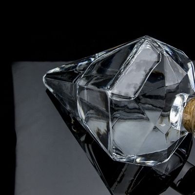 独特のダイヤモンドの形とカスタマイズされたロゴのガラスウイスキーボトル700ml