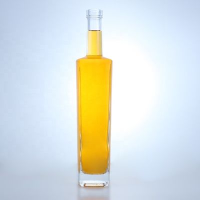 オーダーメイドロゴとコルクトップ仕上げの700mlハイフリント丸形酒ガラスボトル