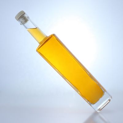オーダーメイドロゴとコルクトップ仕上げの700mlハイフリント丸形酒ガラスボトル