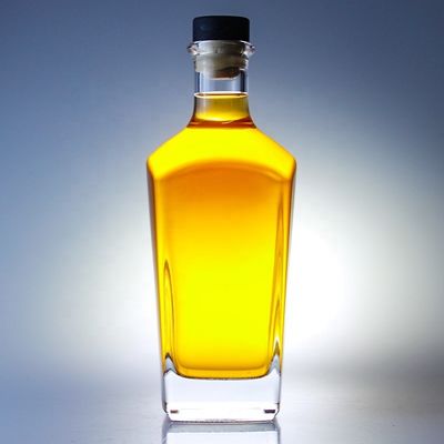 700ml カーク仕上げと厚い底付きの四角ジンのボトル
