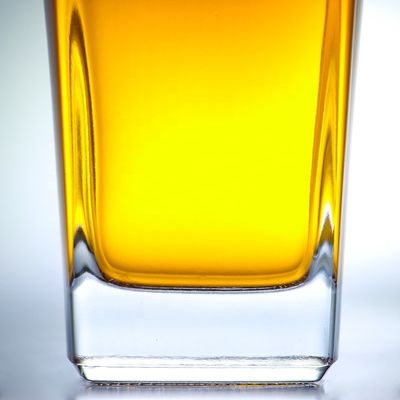 700ml カーク仕上げと厚い底付きの四角ジンのボトル