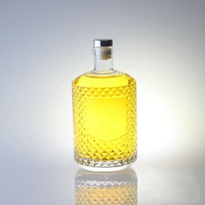 700ml 洗練された酒ジンのボトル ガラスの襟と彫刻された閉塞