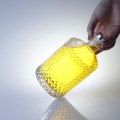 700ml 洗練された酒ジンのボトル ガラスの襟と彫刻された閉塞