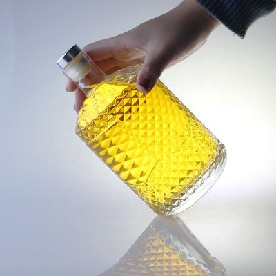 700ml 洗練された酒ジンのボトル ガラスの襟と彫刻された閉塞