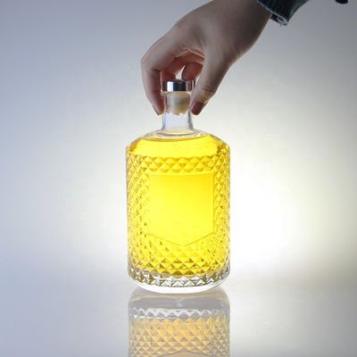 700ml 洗練された酒ジンのボトル ガラスの襟と彫刻された閉塞