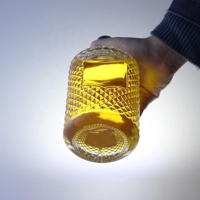 700ml 洗練された酒ジンのボトル ガラスの襟と彫刻された閉塞