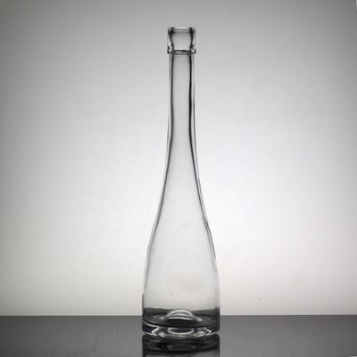 透明ガラス 高い薄い飲み物 ボトル 長い首 ホワイトスピリットとフルーツワイン