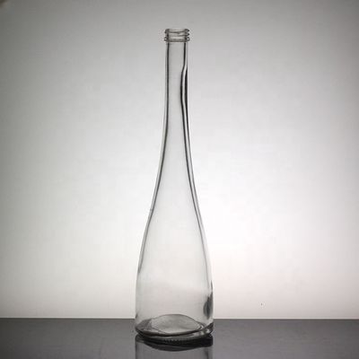 透明ガラス 高い薄い飲み物 ボトル 長い首 ホワイトスピリットとフルーツワイン