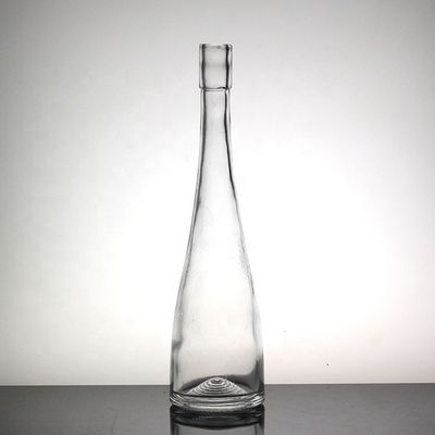 透明ガラス 高い薄い飲み物 ボトル 長い首 ホワイトスピリットとフルーツワイン