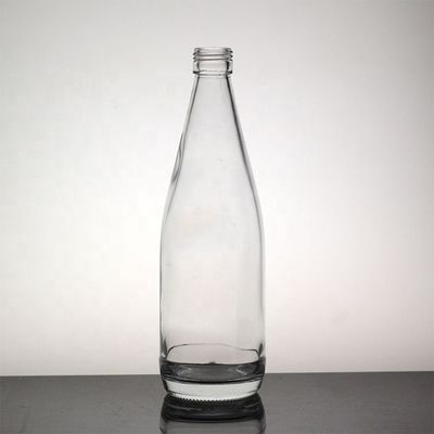 透明ガラス 高い薄い飲み物 ボトル 長い首 ホワイトスピリットとフルーツワイン