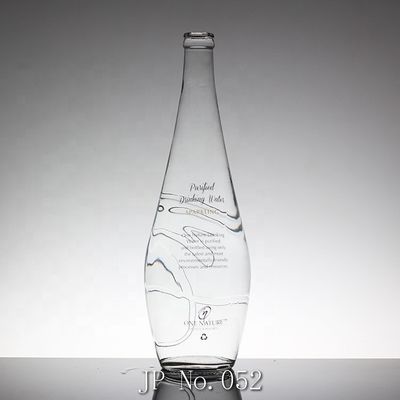 透明ガラス 高い薄い飲み物 ボトル 長い首 ホワイトスピリットとフルーツワイン