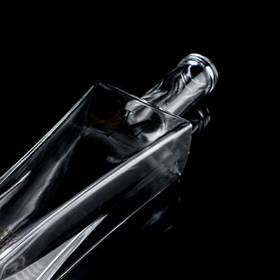 精巧なデザイン ウォッカ 酒瓶 透明またはカスタマイズされた 750ml ガラスボトル コルク