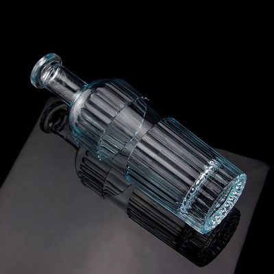 綺麗な淡い青 750ml 75cl 垂直ストライプ 透明ガラスの蓋付きのボトル