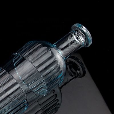 綺麗な淡い青 750ml 75cl 垂直ストライプ 透明ガラスの蓋付きのボトル