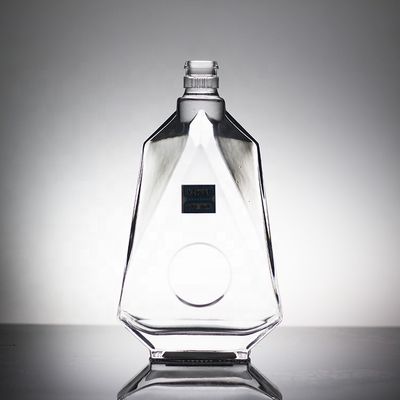 ベース素材 独特の文字形とコルクキャップのガラスボトル