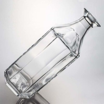 透明またはカスタマイズされた 独特のポリゴンガラス酒瓶 ウィスキー ジン ラム ウォッカ 1000ml