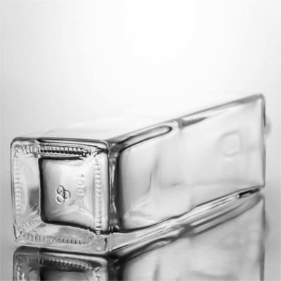 ボディ素材 ガラス 1000ml 高石とコルクで四角形のウイスキーボトル
