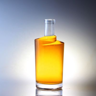 厚い底のカスタマイズされたガラスベース素材 ウォッカ ジン ラム シャンパンのためのアルコールボトル