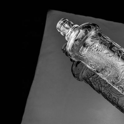 美しいドラゴン 彫刻されたガラスボトル 金色の蓋付き オーダーメイドロゴとガラスベース
